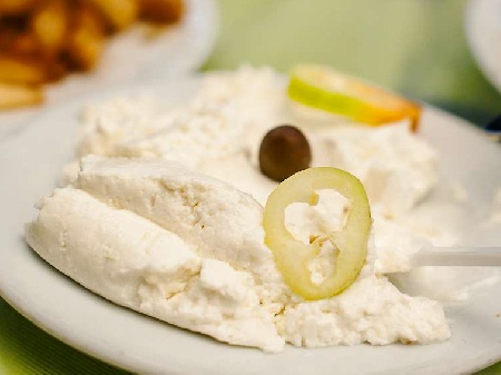 Тирокафтери – традиционна пикантна гръцка разядка със сирене фета и мляко - снимка на рецептата